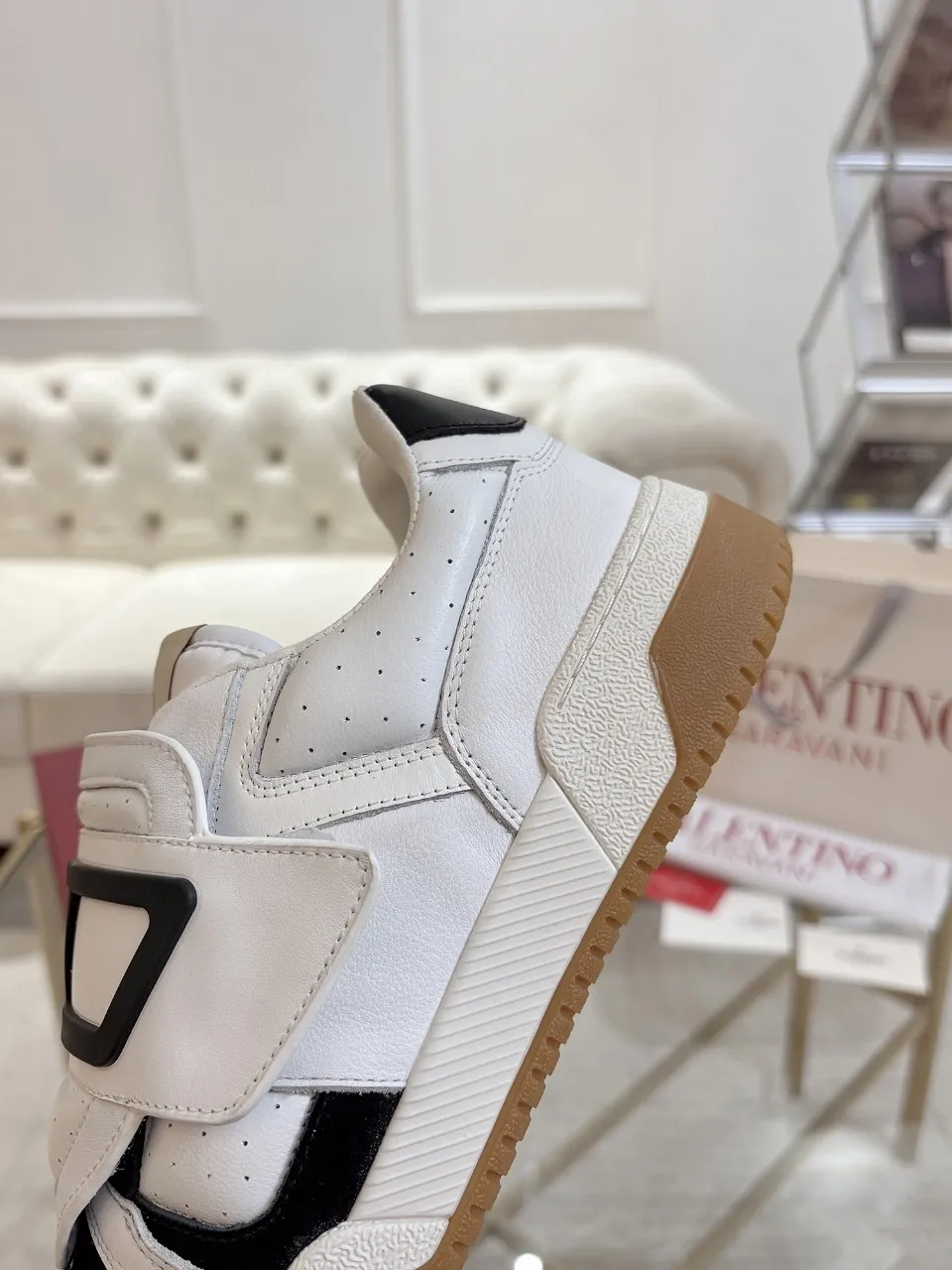 👟👟Ex-factory price 640👟👟 🔺Valentino🔺 Valentino casual shoes! Top version!  Purchase the original version and develop it 1:1! Lasting technology, classic splicing, fashionable and versatile, 🎁Full set of packaging at the same time at the counter. Fabric: customized cowhide + super soft sheepskin + mercerized cow suede. Lining: original double-sided velvet + breathable mesh. Outsole: original TPU material outsole, non-slip and wear-resistant. Code number: men 39~46